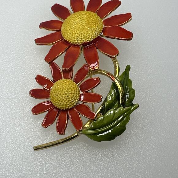 Lisner Signed Daisy Brooch Red/Orange Yellow Enamel Very Good - Picture 1 of 11